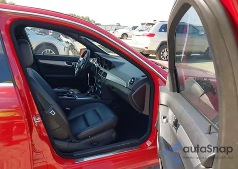 2013 Mercedes-Benz C 250 Sport z USA, uszkodzony, nr VIN WDDGF4HB5DR272495